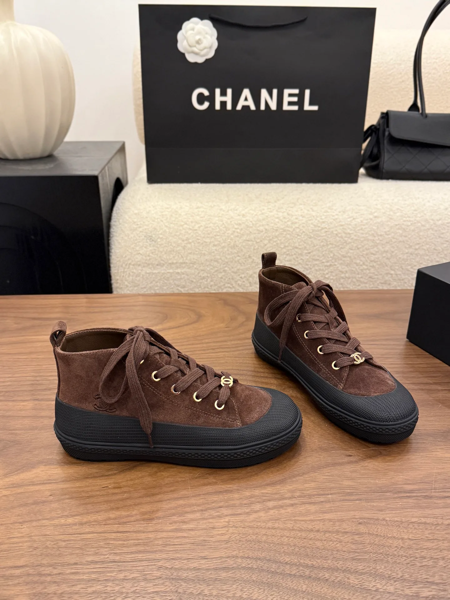 Кроссовки Женские Chanel 18223590