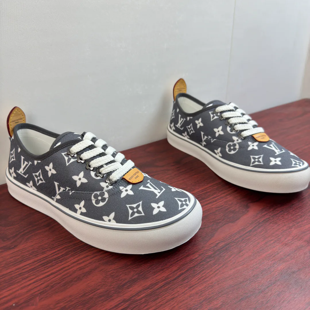 Кроссовки Мужские Louis Vuitton 18100537