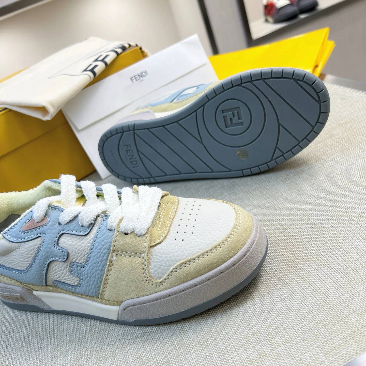 Кроссовки Женские Fendi 22512