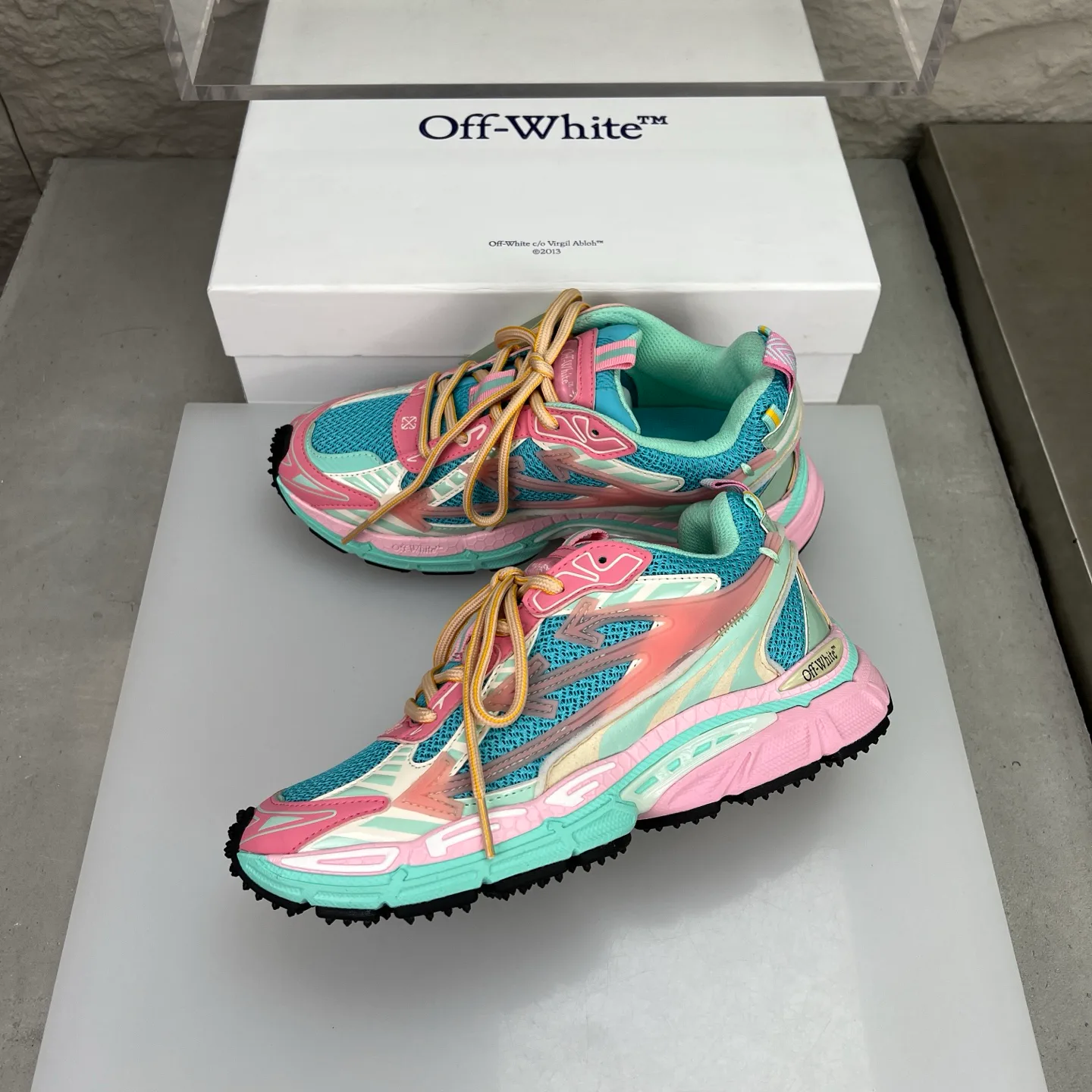 Кроссовки Женские Off-White 18351529