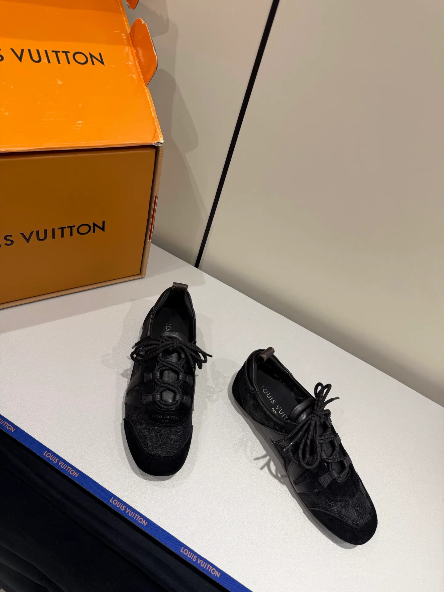 Кроссовки Женские Louis Vuitton 17934915