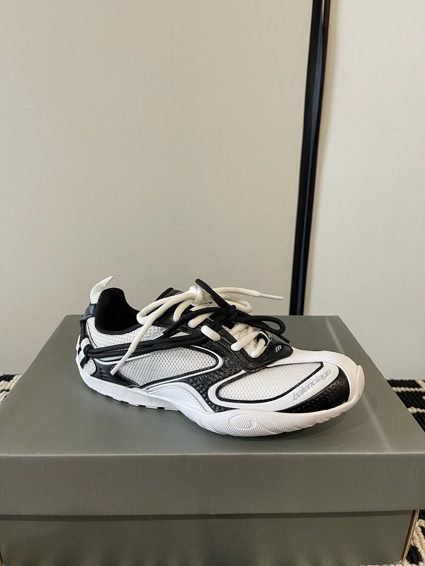Кроссовки Женские Balenciaga 18386309
