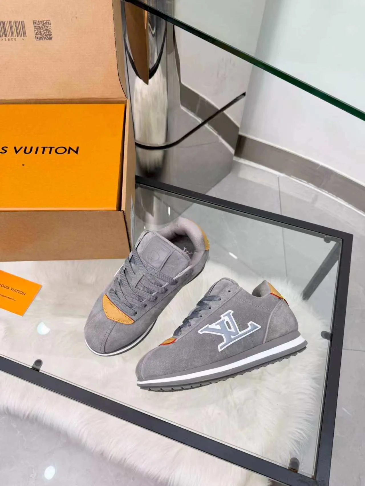 Кроссовки Женские Louis Vuitton 18417395