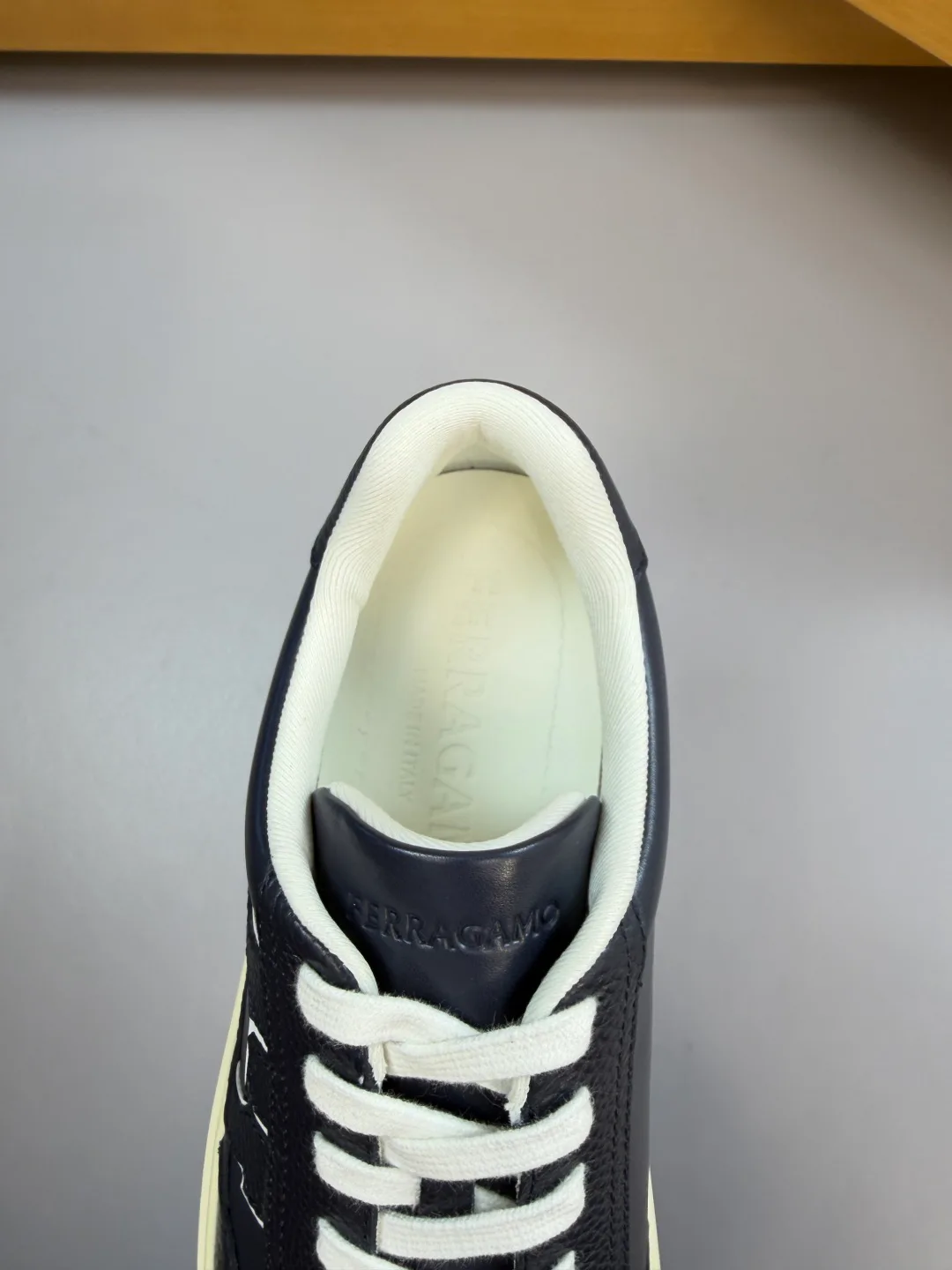 Кроссовки Женские Salvatore Ferragamo 11874844