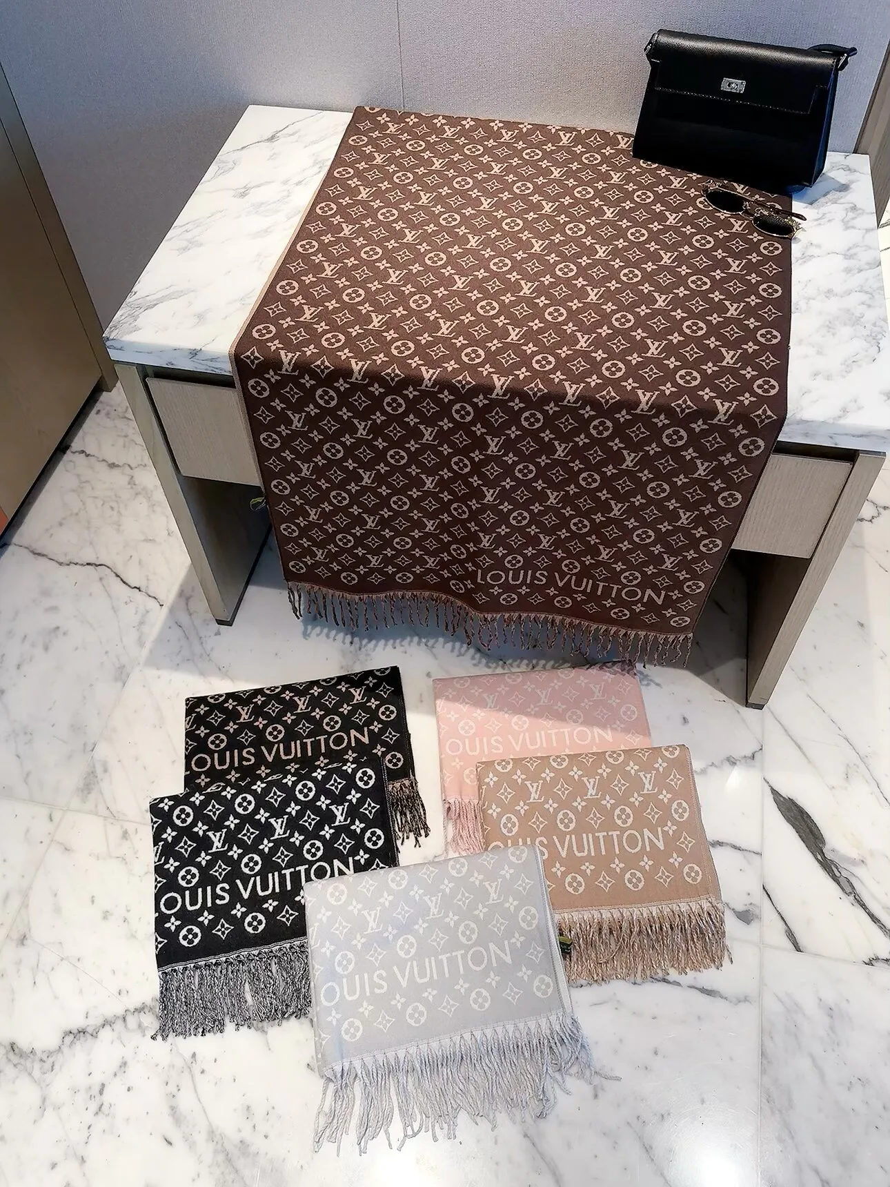 Шарфы Louis Vuitton 18427094