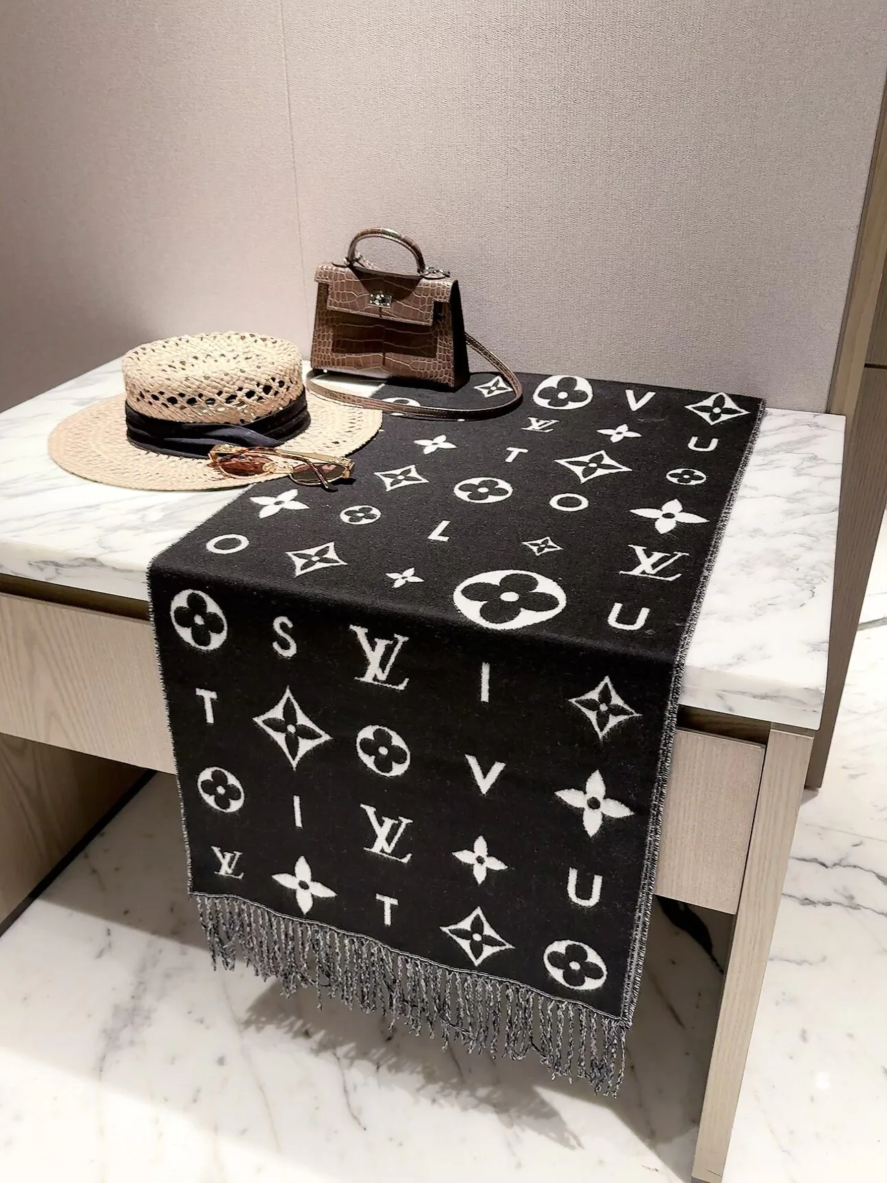 Шарфы Louis Vuitton 18377562
