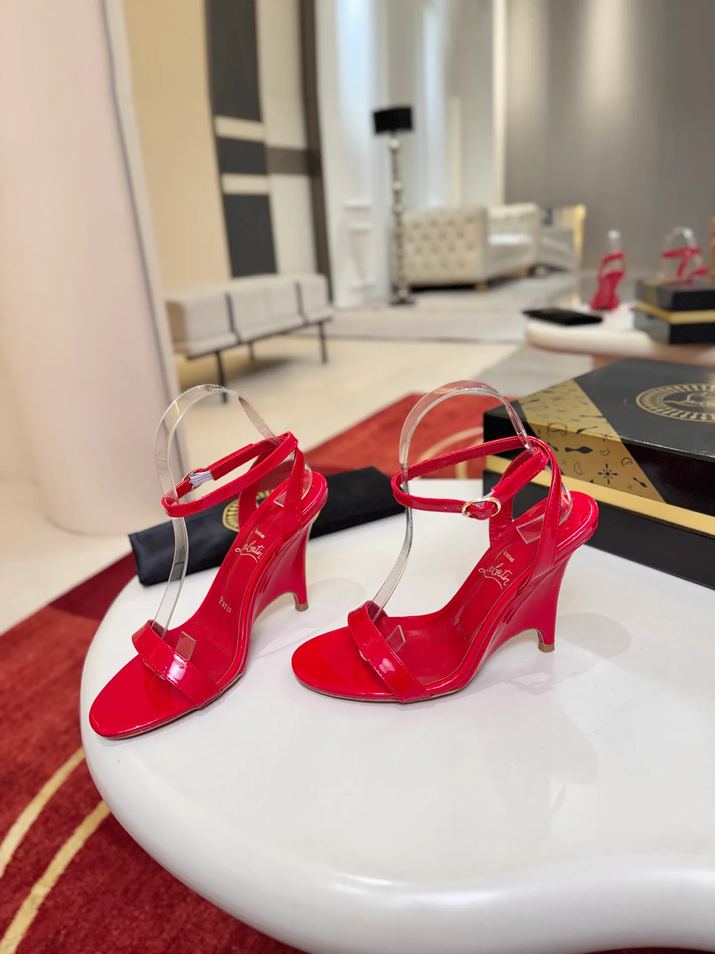Босоножки Женские Christian Louboutin 18821460