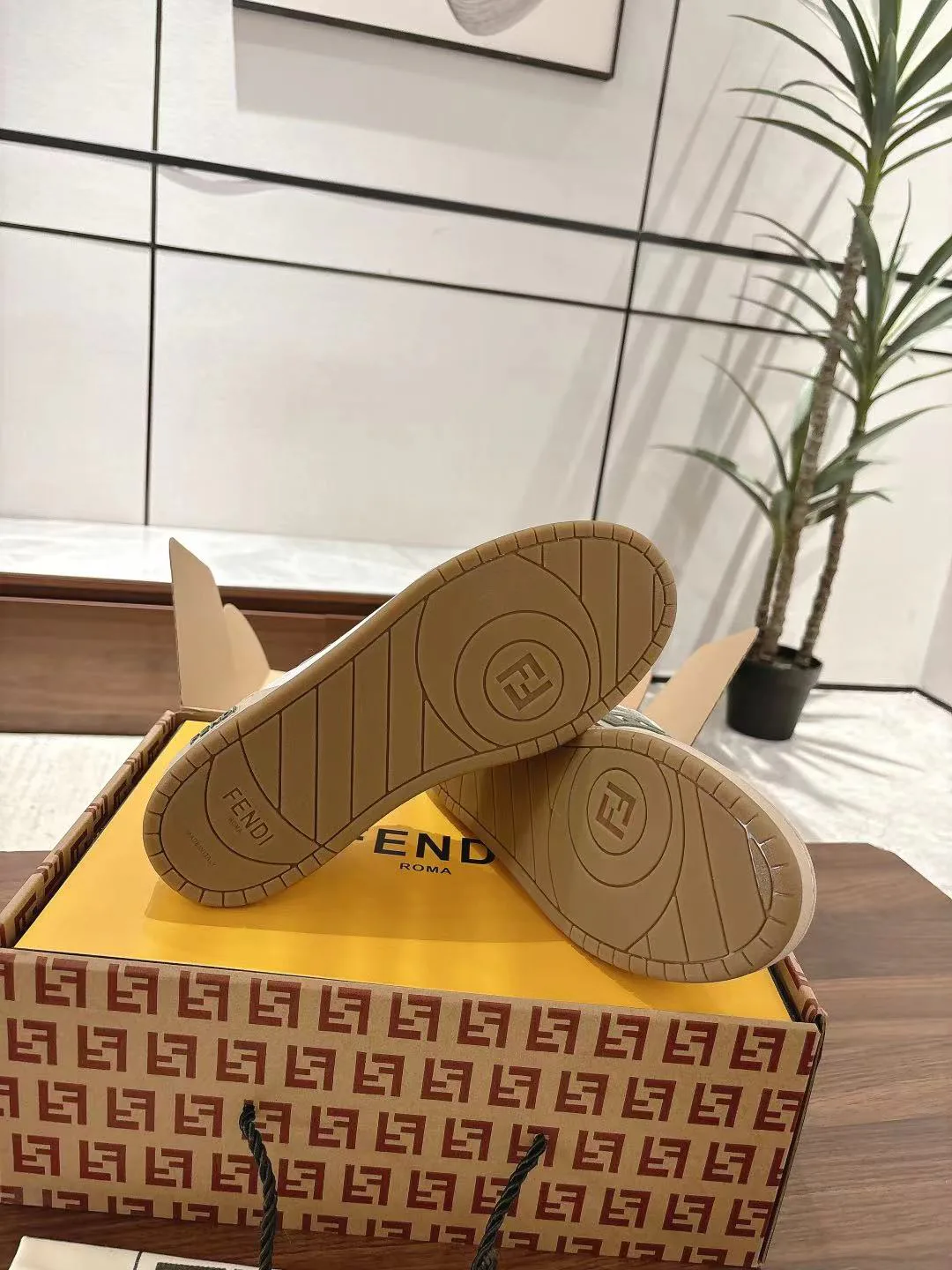 Кроссовки Женские Fendi 18219519