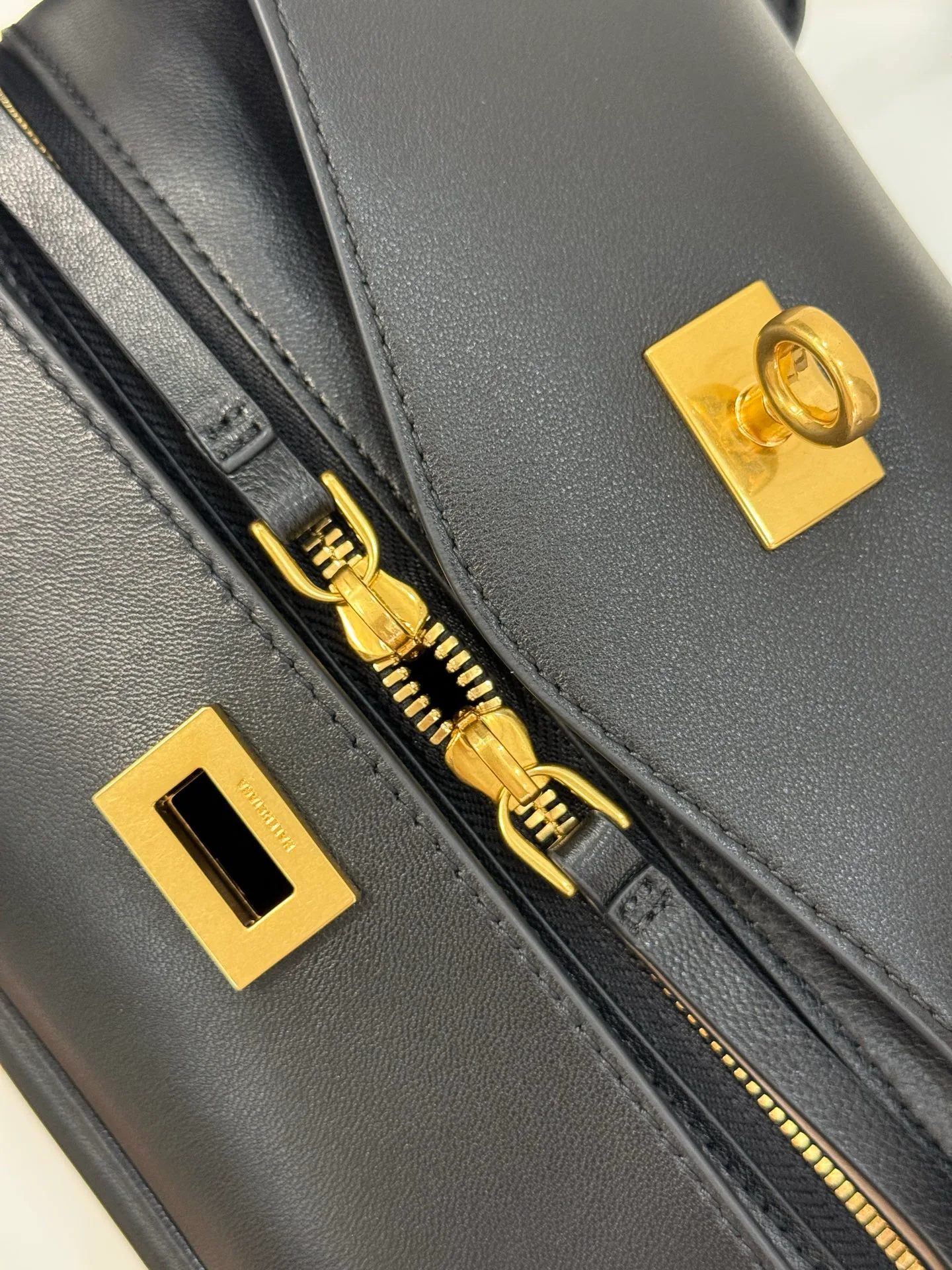 Классические Сумки Женские Balenciaga 18136030