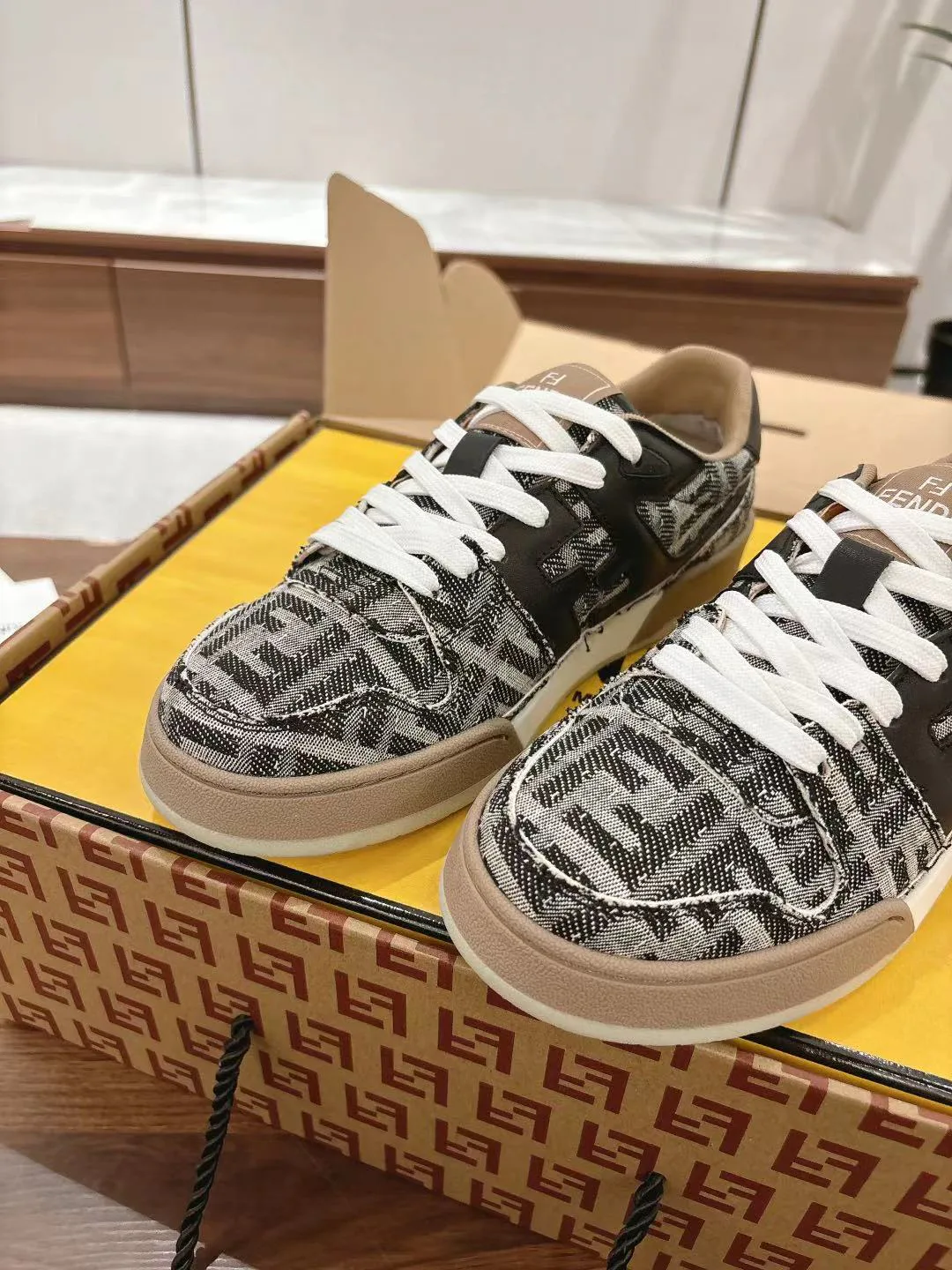 Кроссовки Женские Fendi 18219621