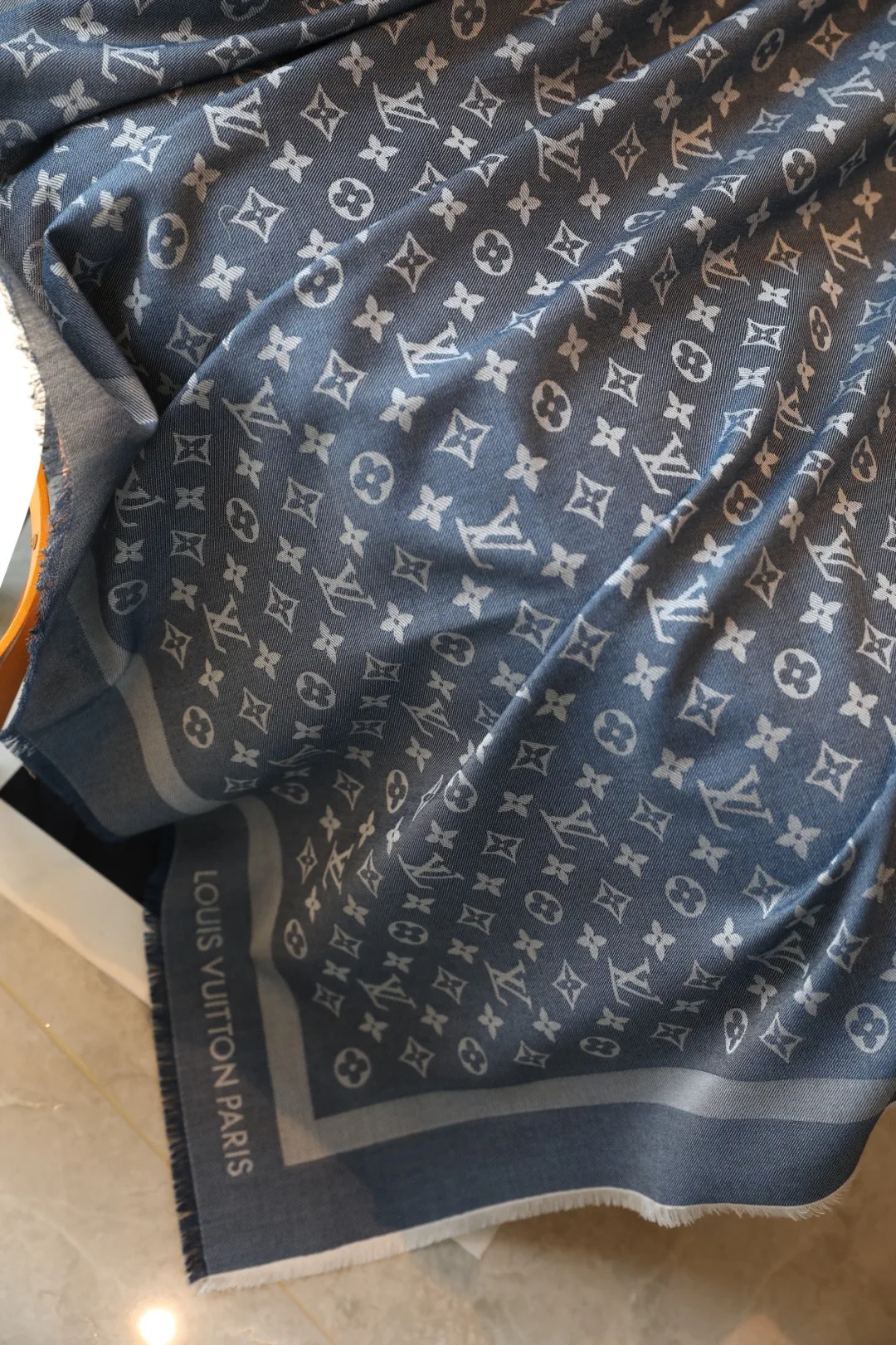 Шарфы Louis Vuitton 18618582