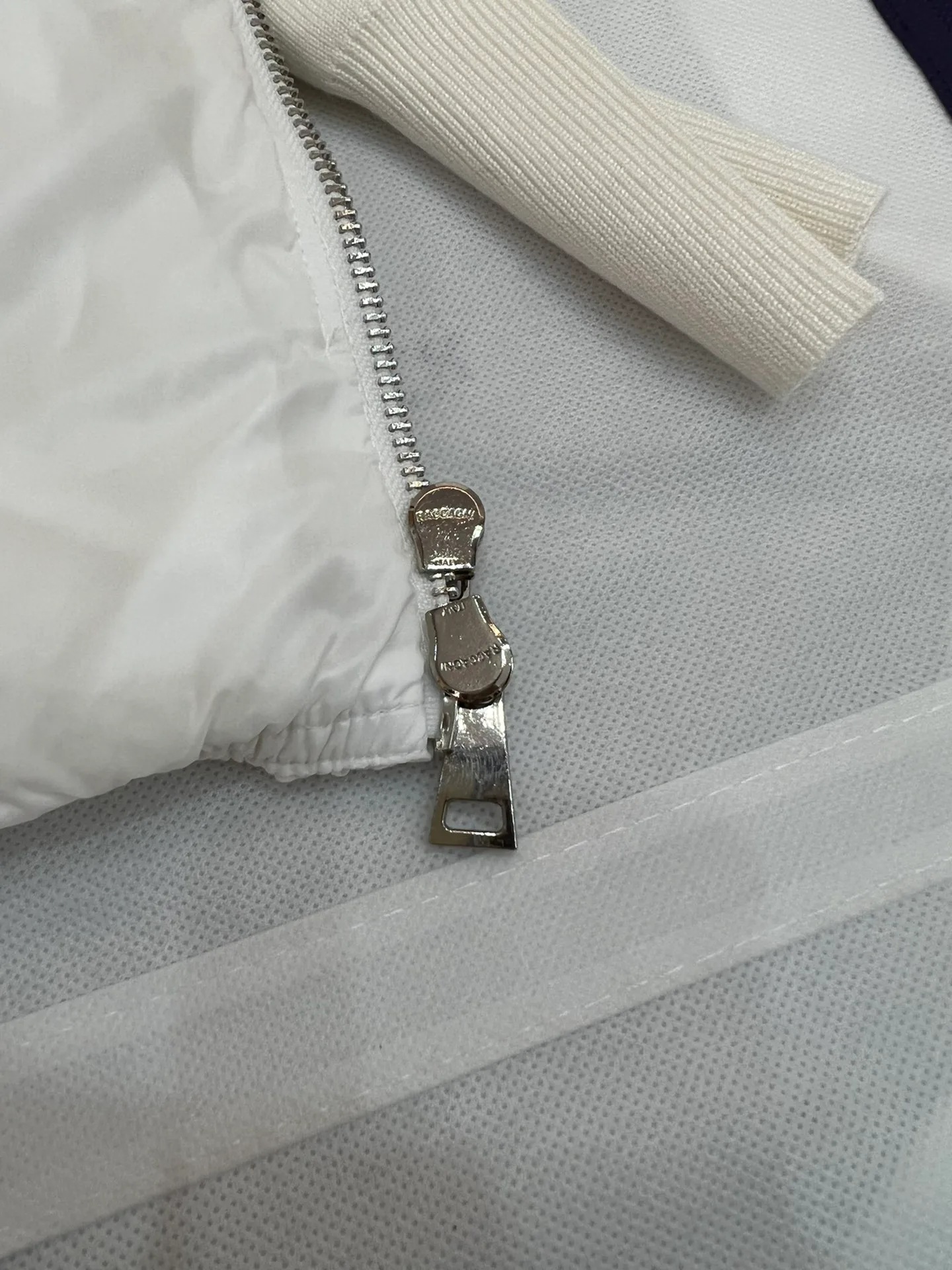 Куртки И Пуховики Женские Moncler 18599772