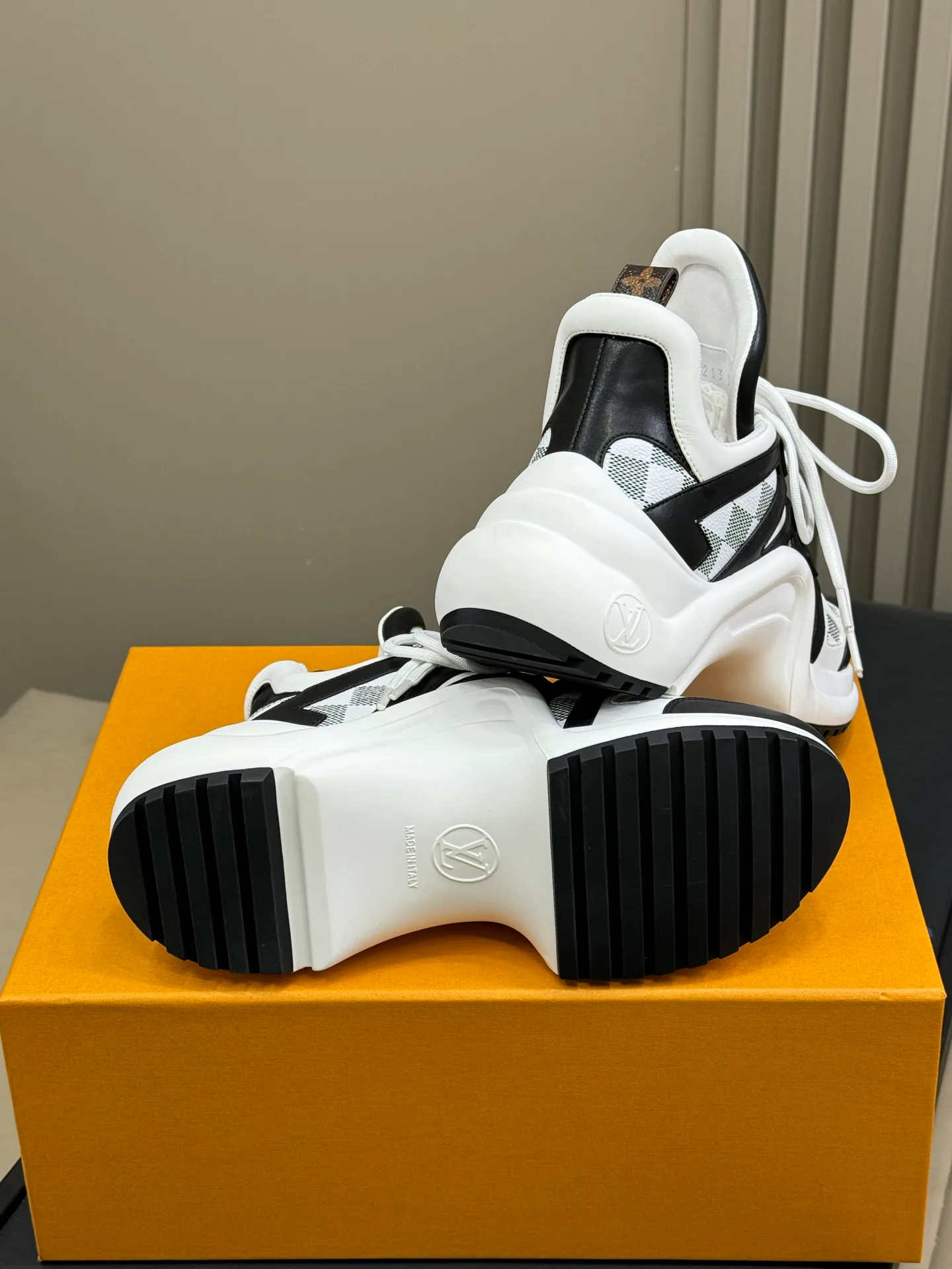 Кроссовки Женские Louis Vuitton 28555