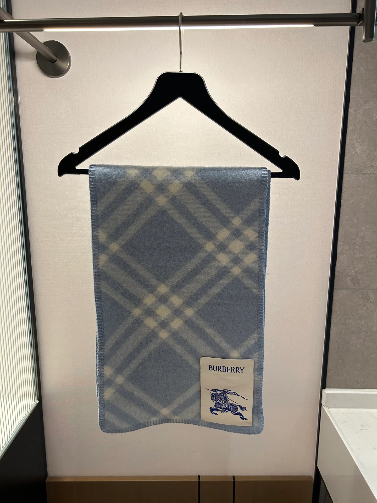 Шарфы Burberry 18507370