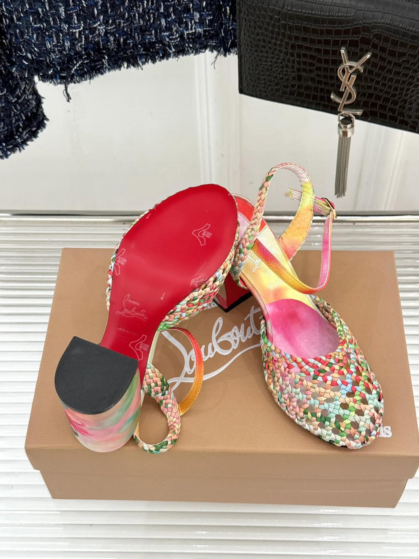 Босоножки Женские Christian Louboutin 19367924