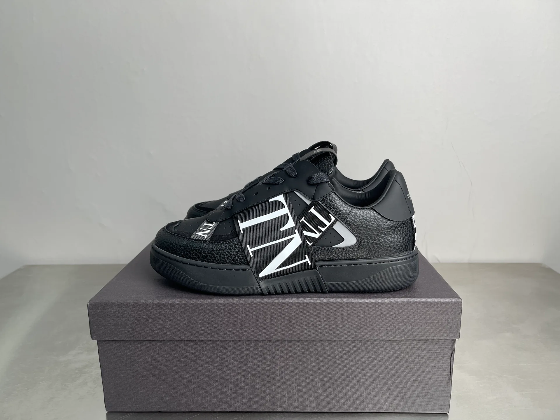 Кроссовки Женские Valentino 18637678