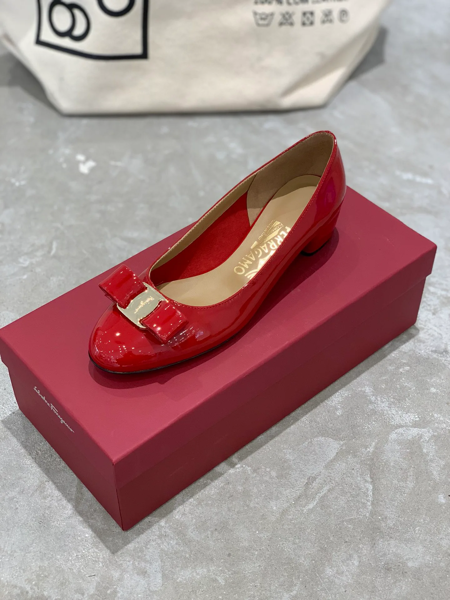 Туфли Женские Salvatore Ferragamo 18340711