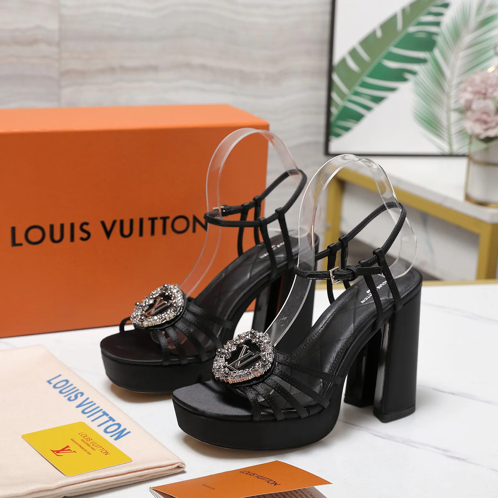 Босоножки Женские Louis Vuitton 10250861