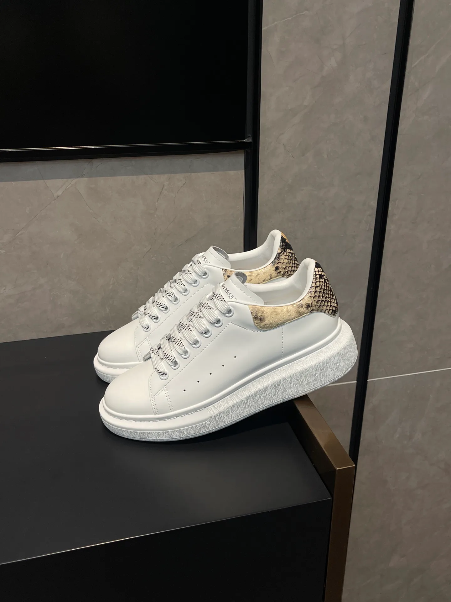 Кроссовки Женские Alexander Mcqueen 18363872