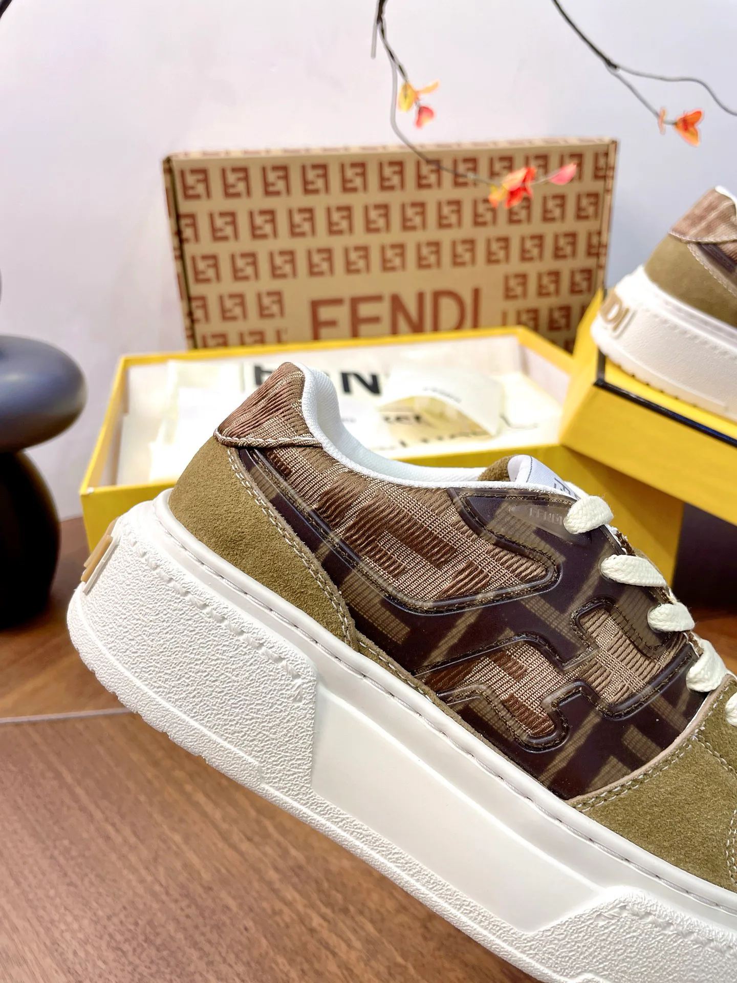 Кроссовки Женские Fendi 17957341
