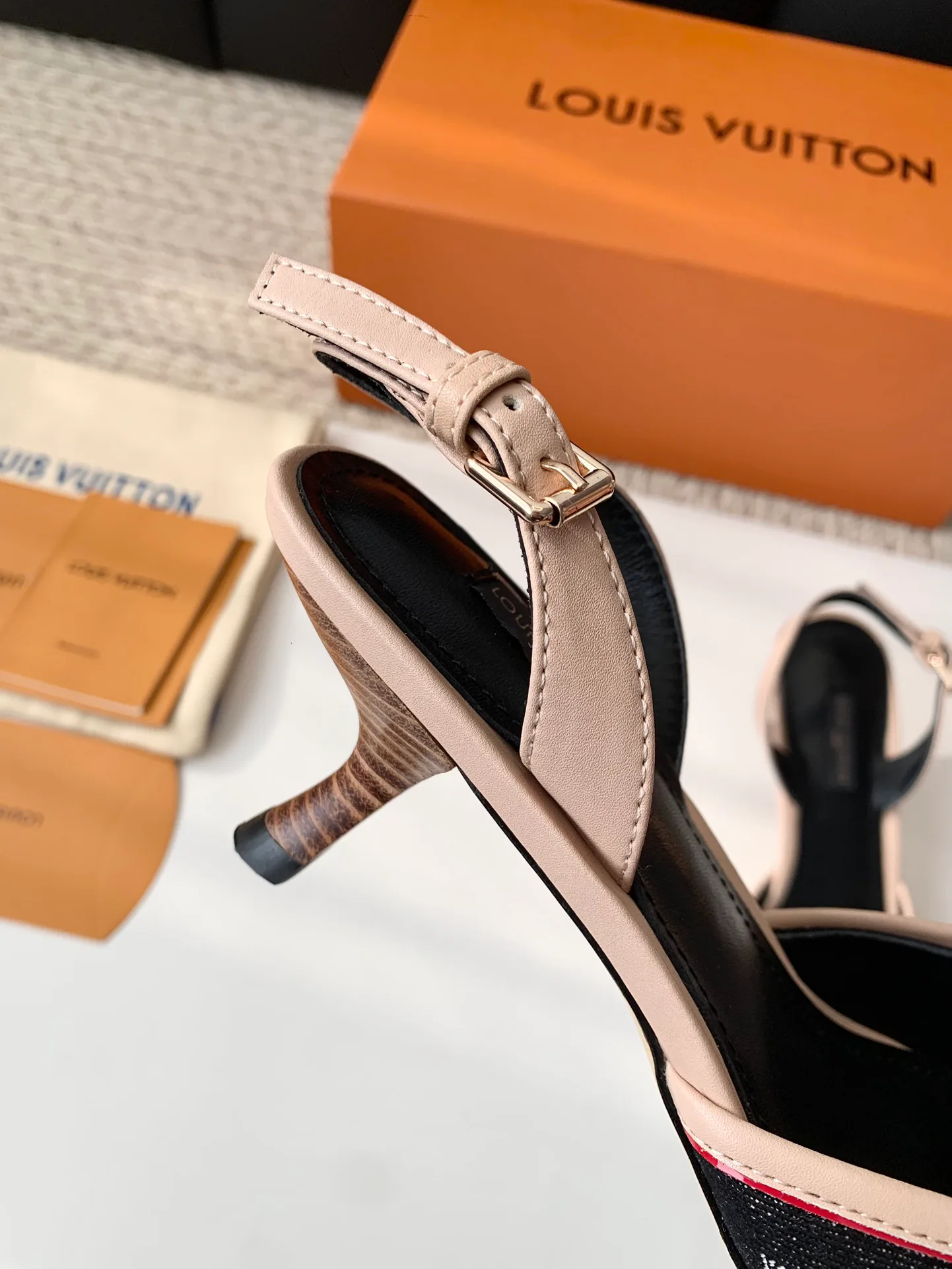 Босоножки Женские Louis Vuitton 11263774