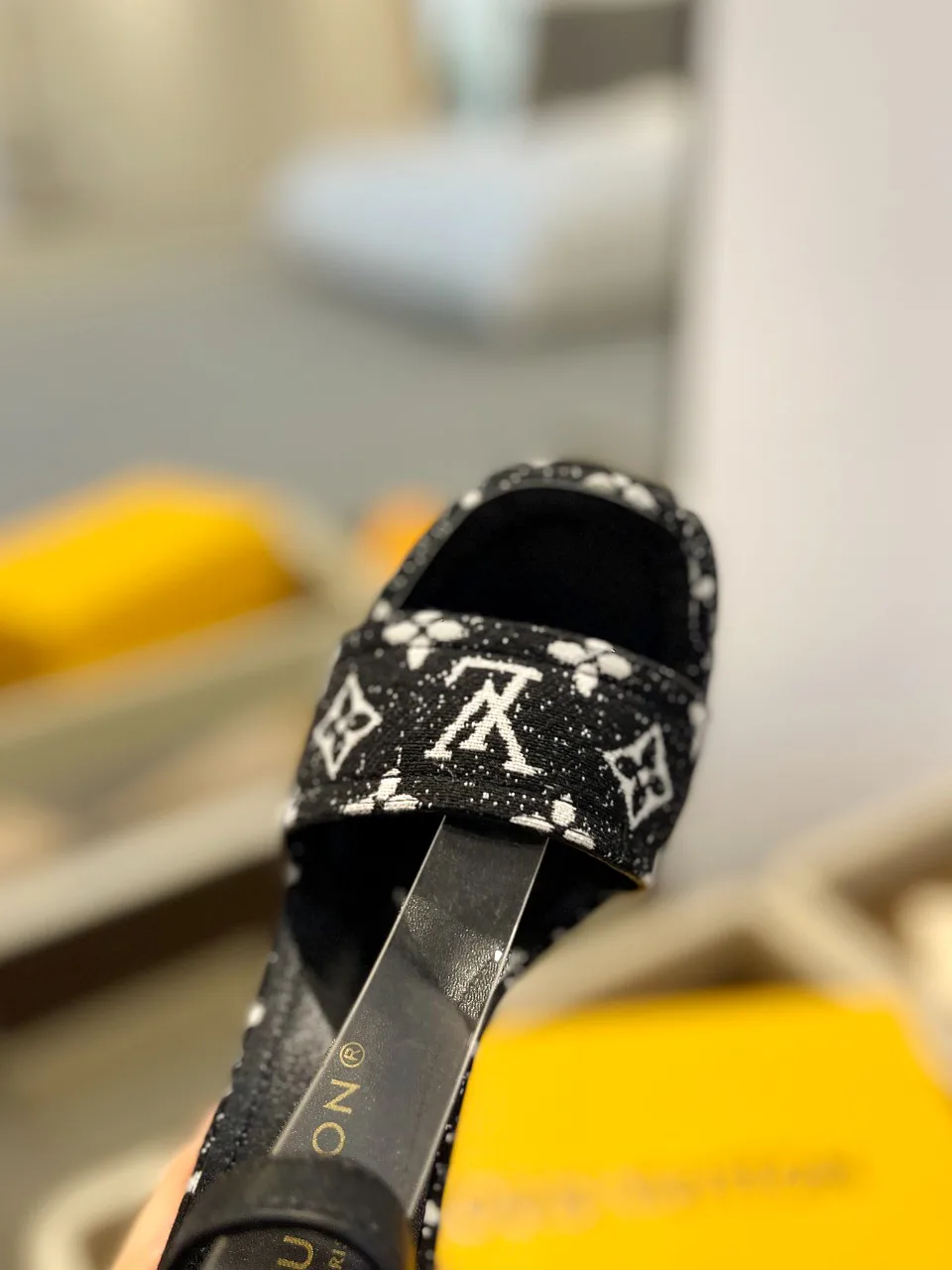 Босоножки Женские Louis Vuitton 17946836