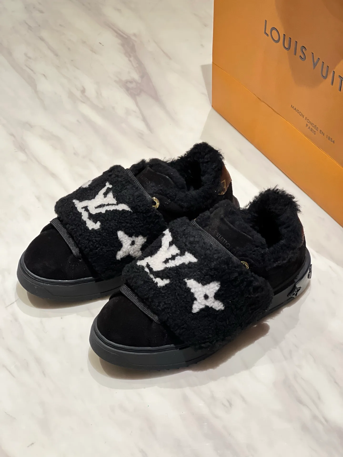 Кроссовки Женские Louis Vuitton 18998310
