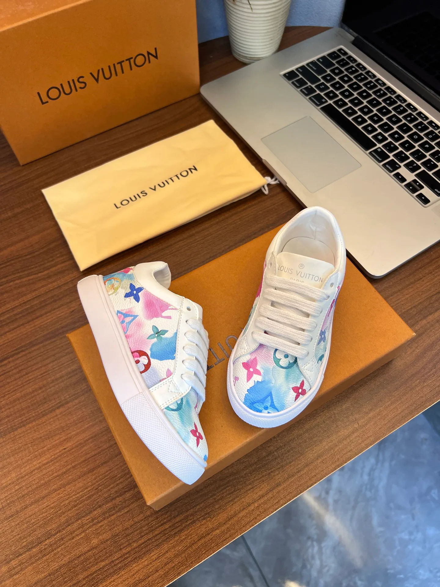 Кроссовки Женские Louis Vuitton 18077544