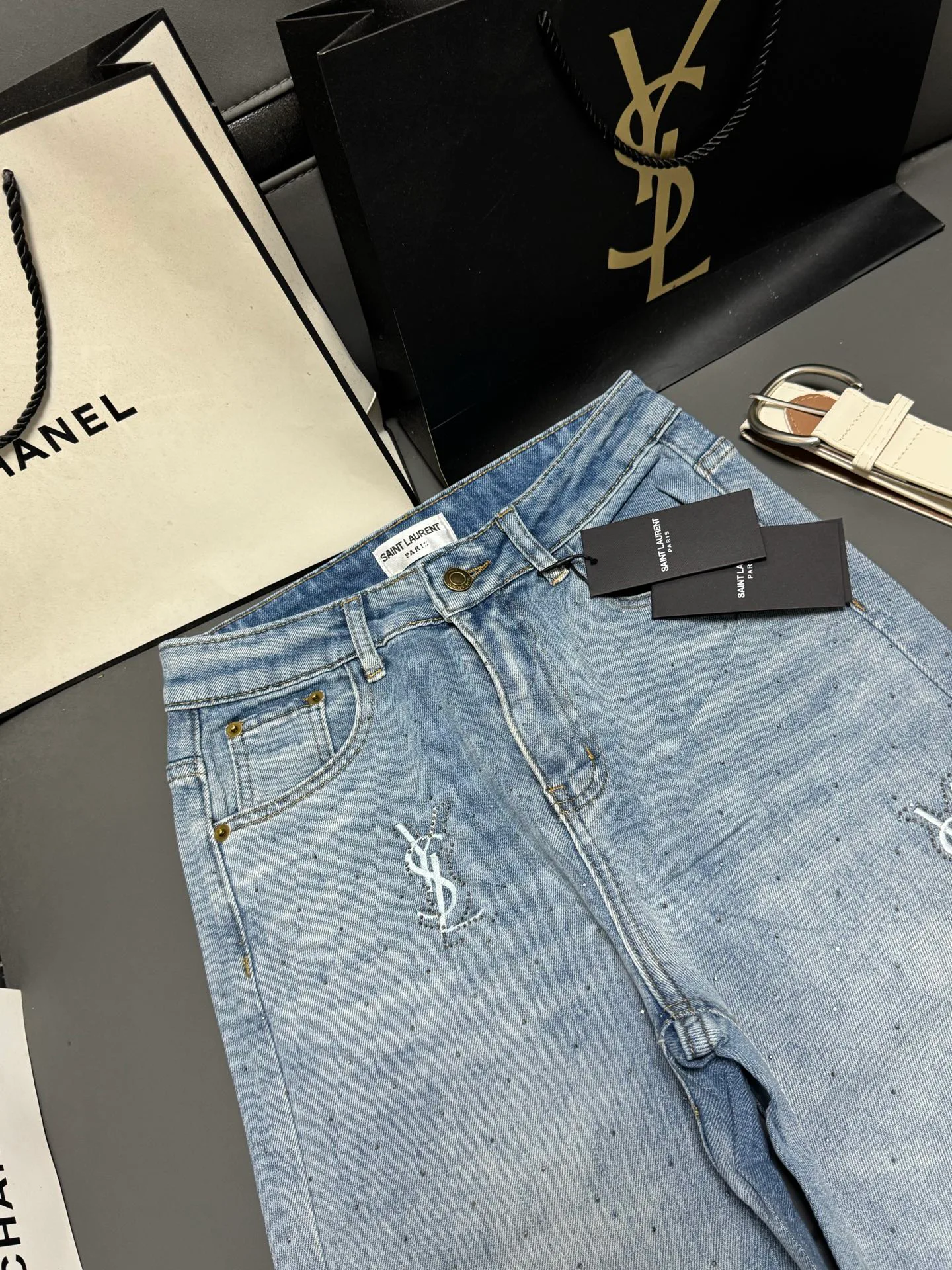 Джинсы Женские Saint Laurent 10631673