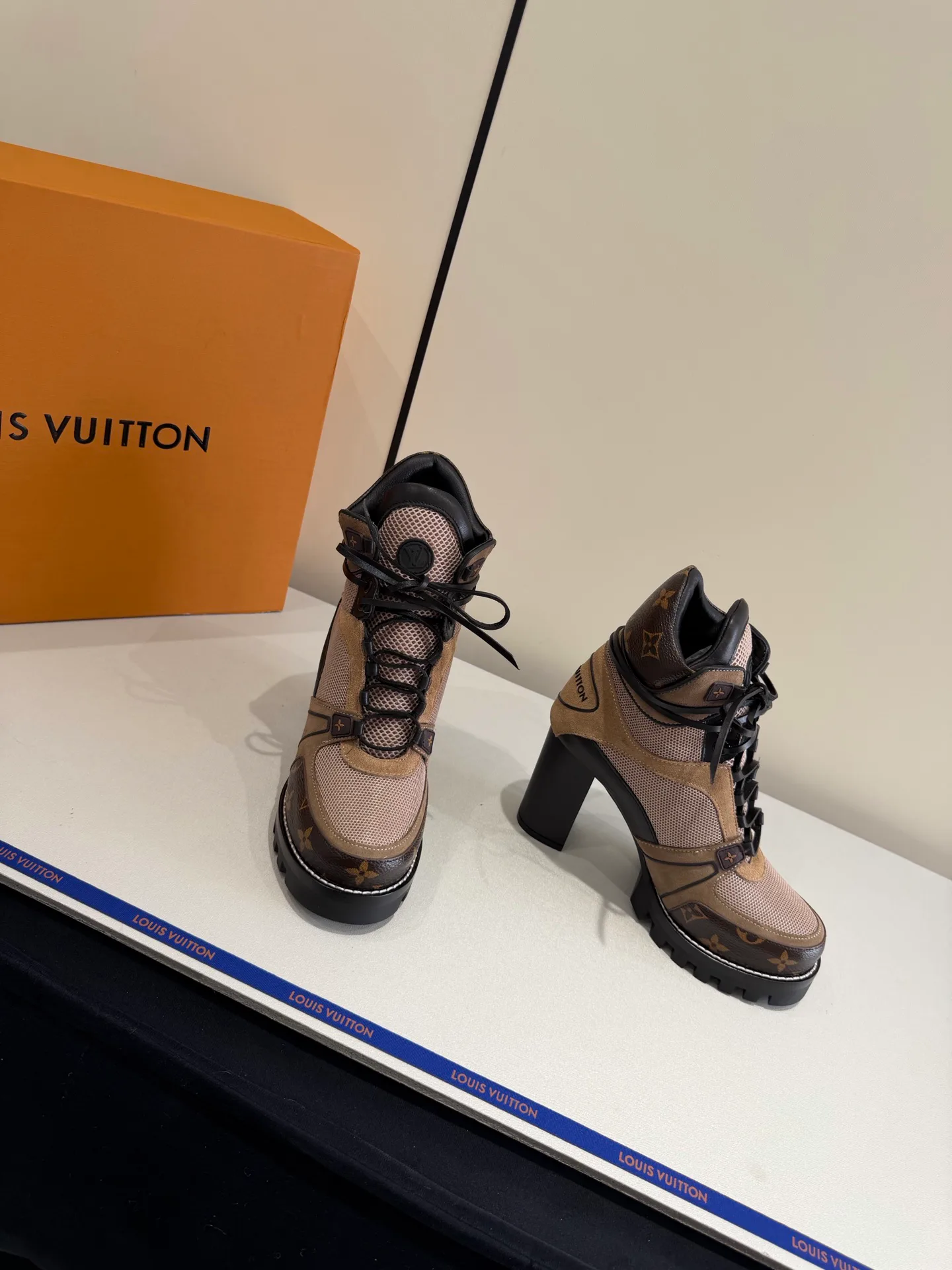 Ботинки Женские Louis Vuitton 19563680