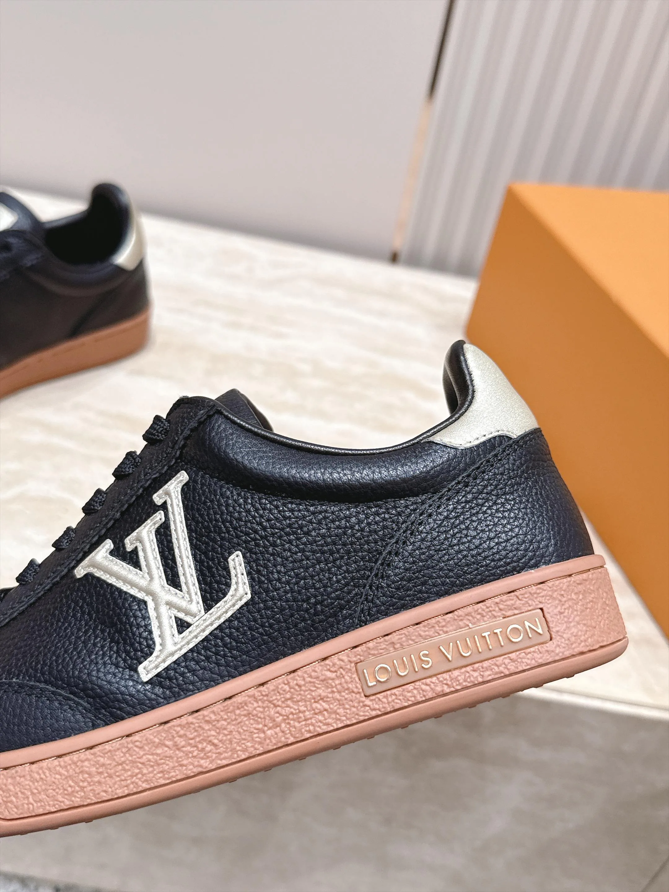 Кроссовки Женские Louis Vuitton 18492490