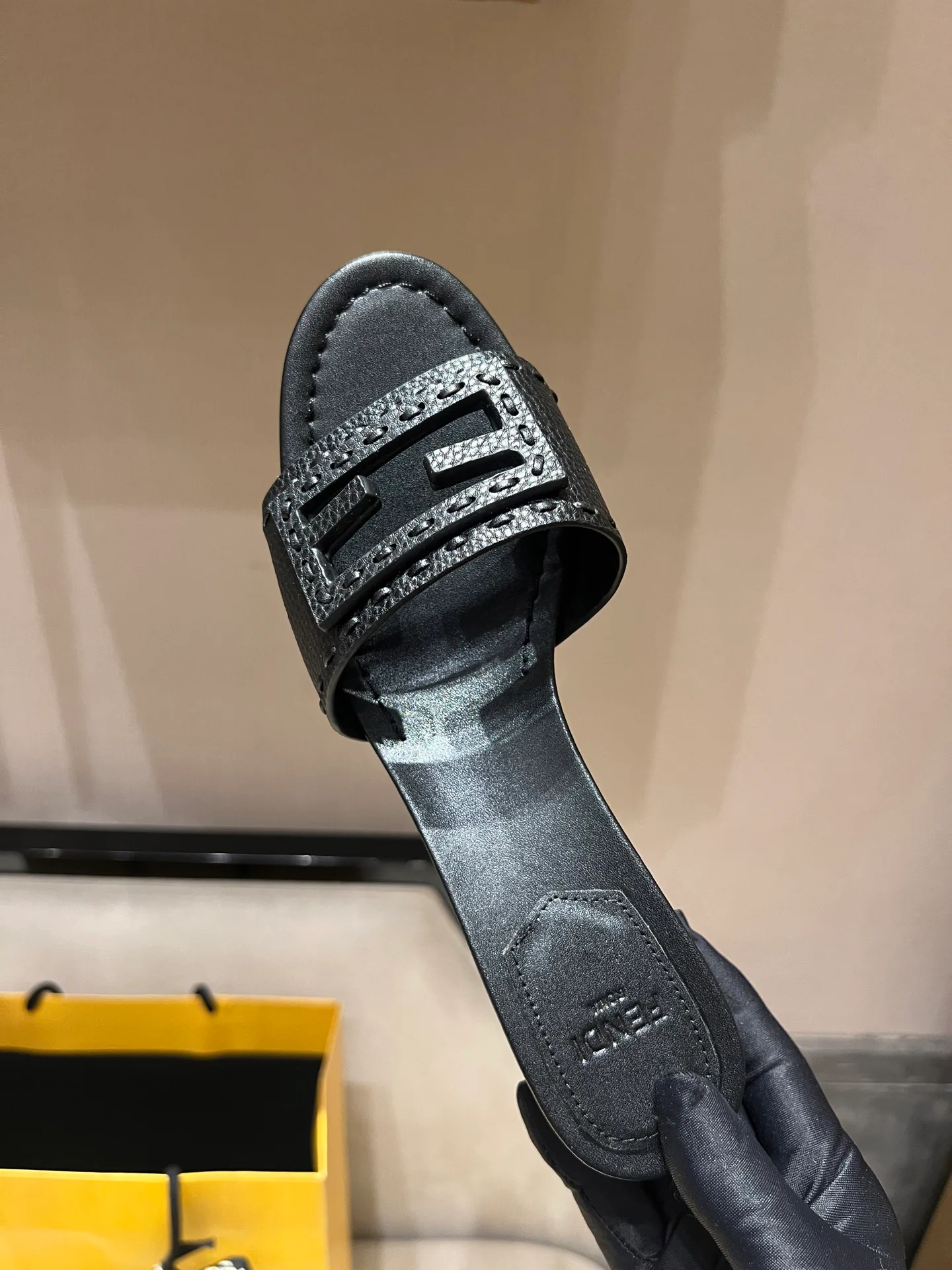 Шлепанцы Женские Fendi 17594299