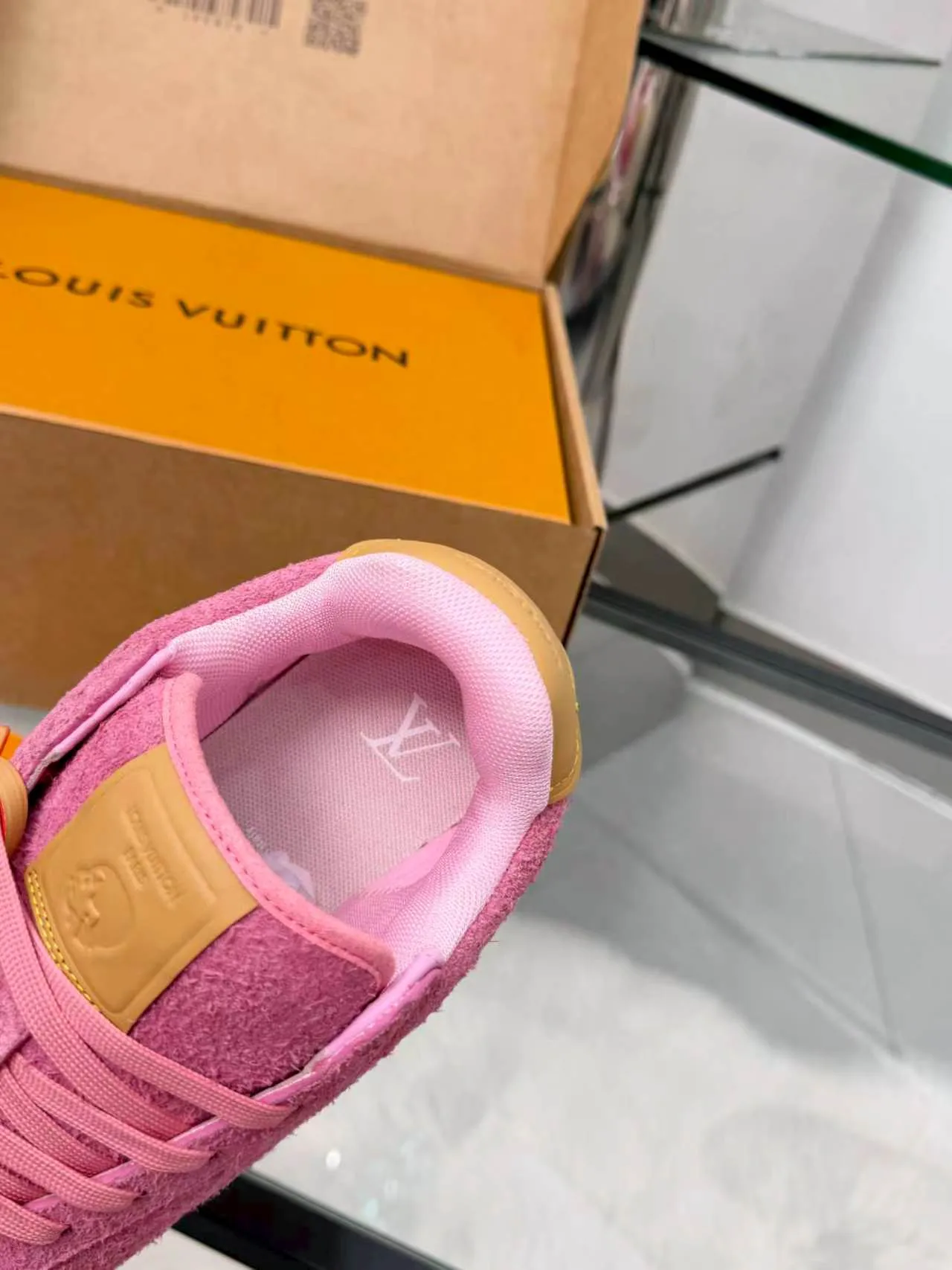 Кроссовки Женские Louis Vuitton 18417397