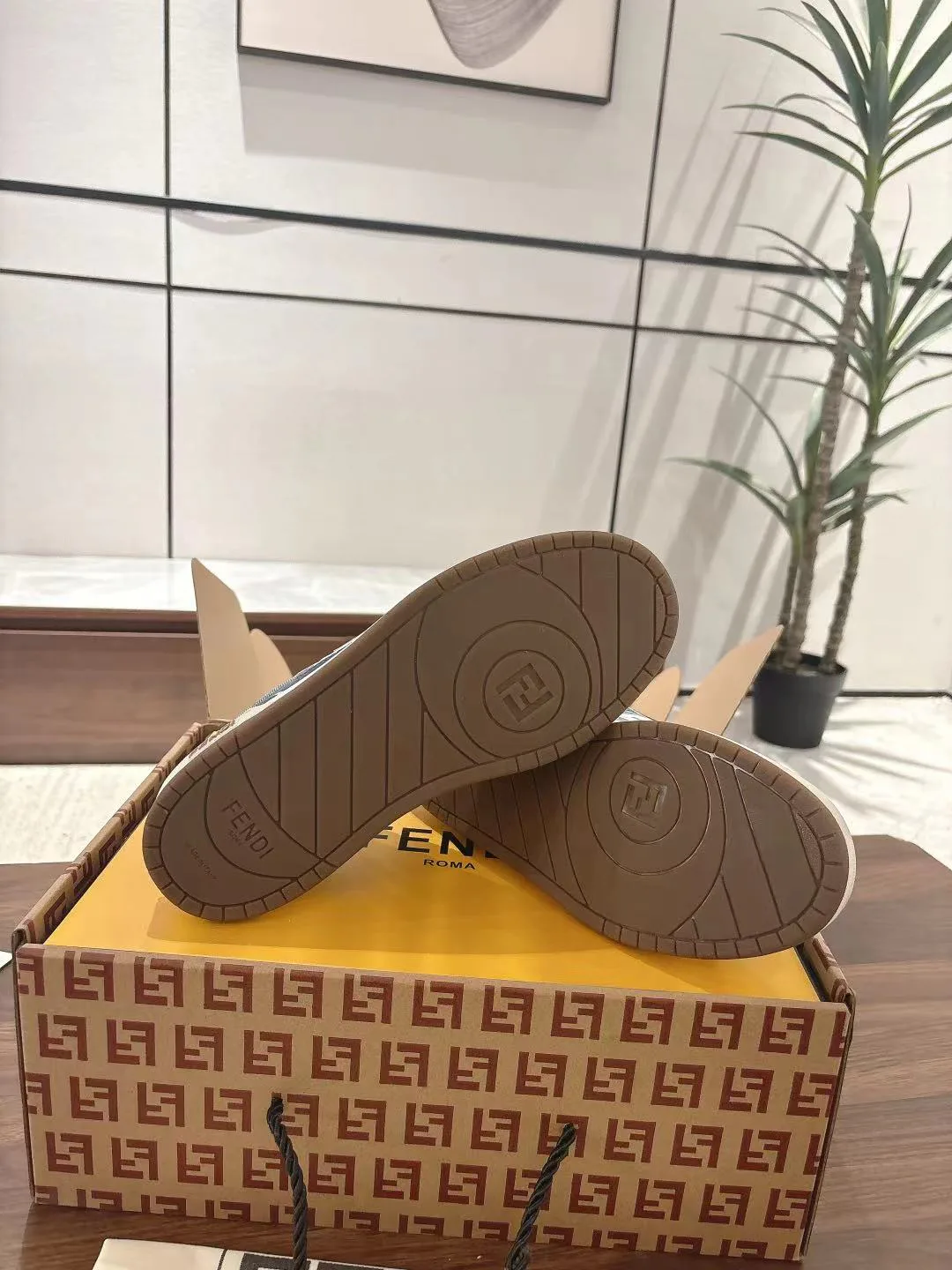 Кроссовки Женские Fendi 18219521
