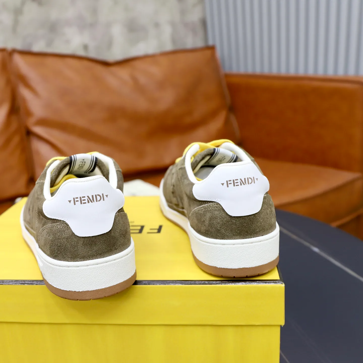 Кроссовки Женские Fendi 18516276