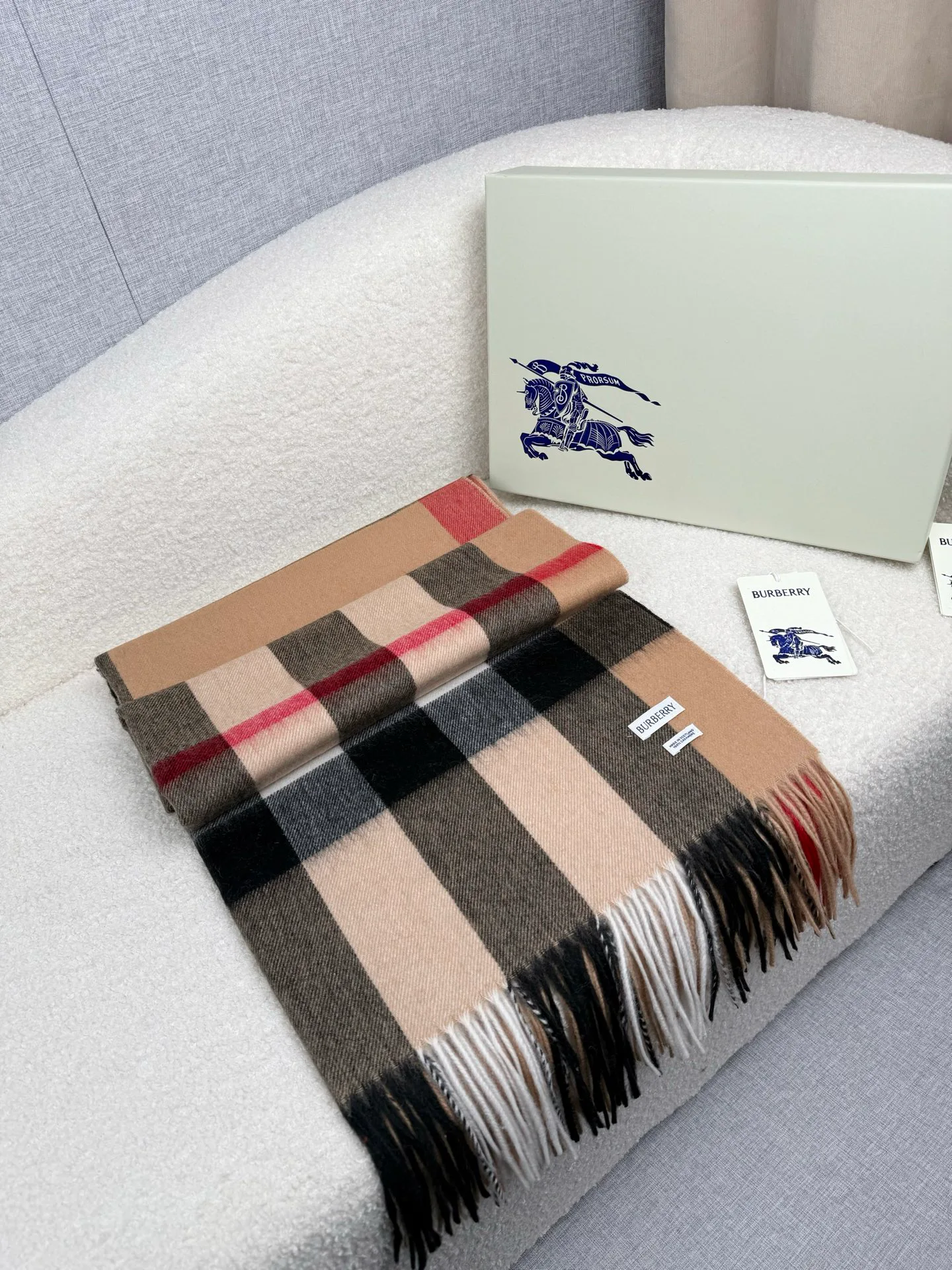 Шарфы Burberry 18675480