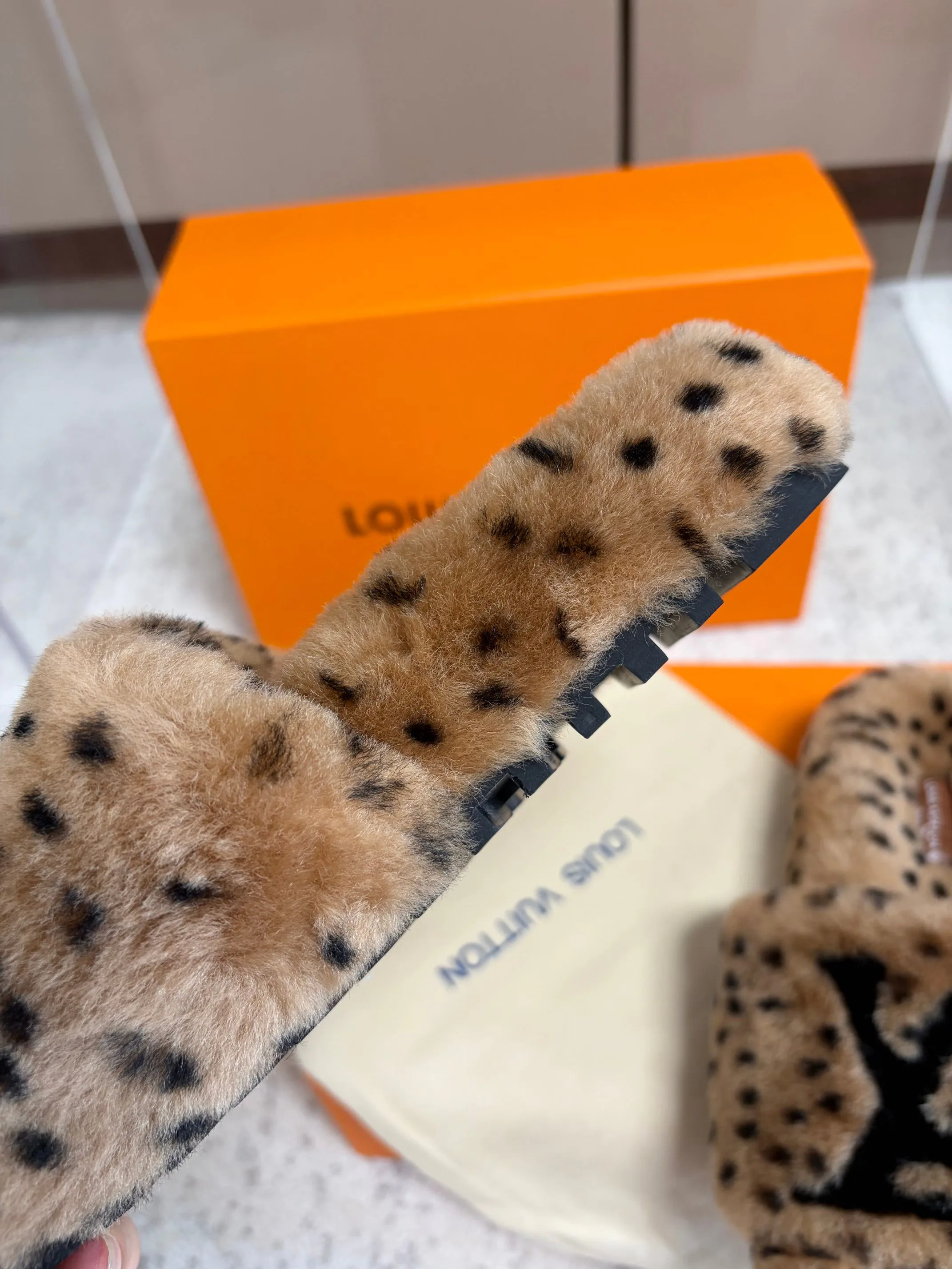 Тапочки Женские Louis Vuitton 18823518