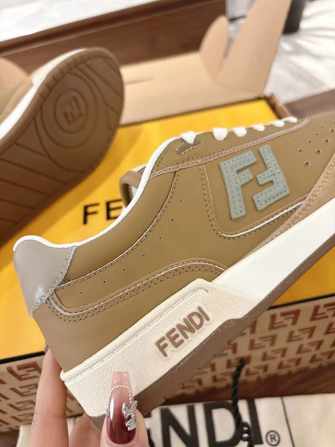 Кроссовки Женские Fendi 18219516