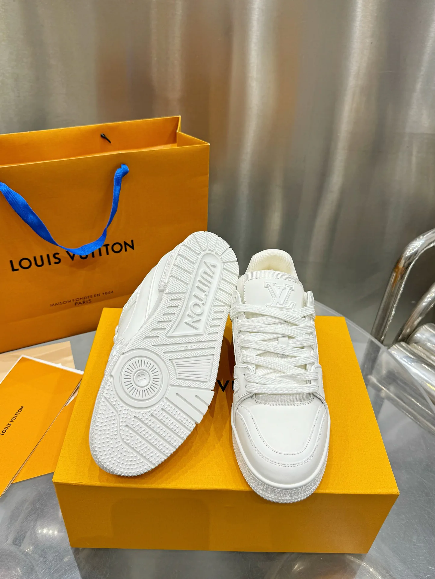 Кроссовки Женские Louis Vuitton 19073358