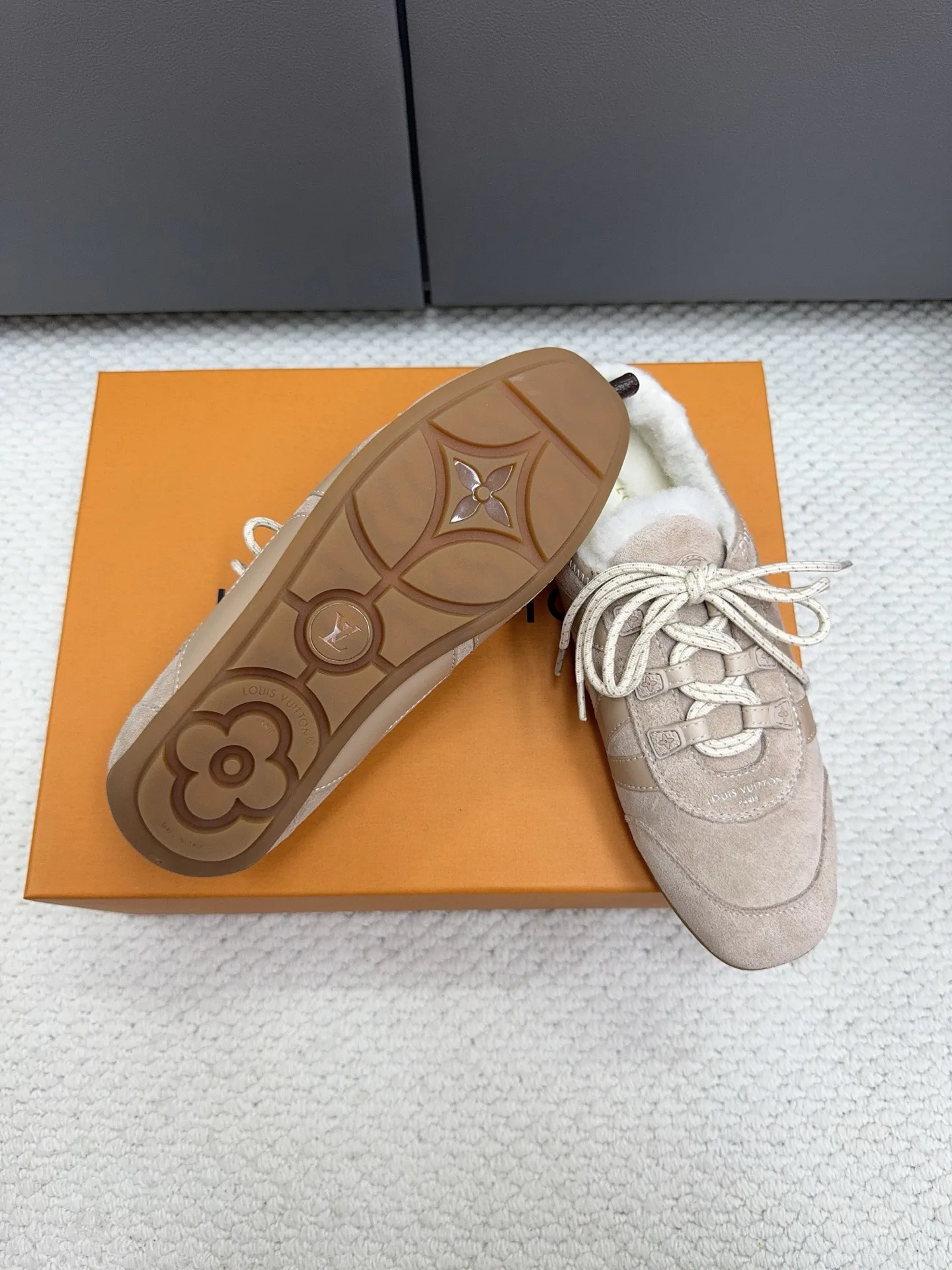 Кроссовки Женские Louis Vuitton 19413859