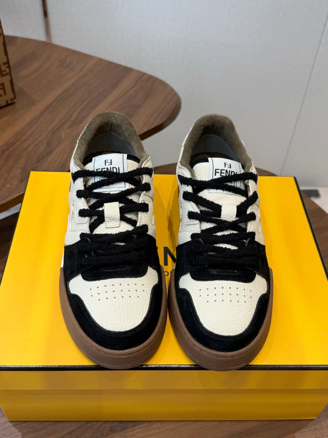 Кроссовки Женские Fendi 17908426