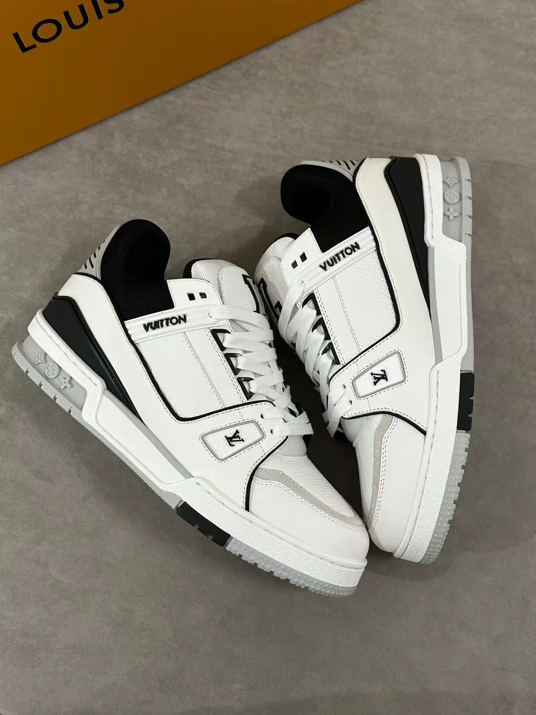 Кроссовки Женские Louis Vuitton 1189216