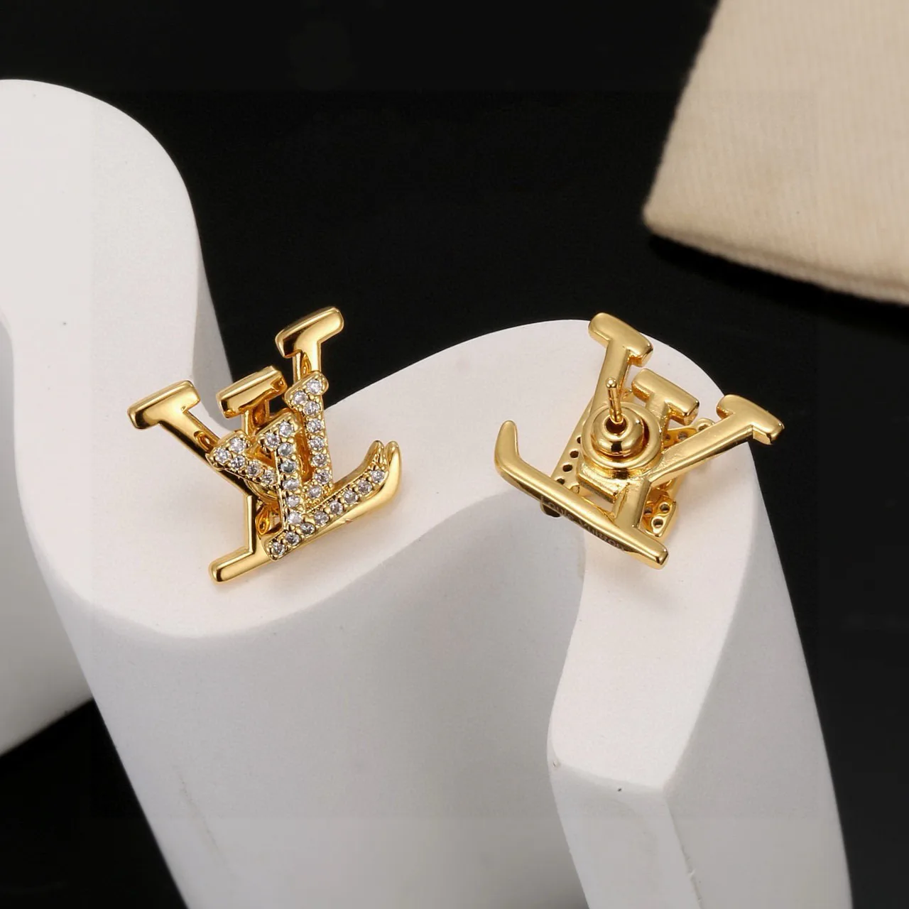 Бижутерия Louis Vuitton 17477423