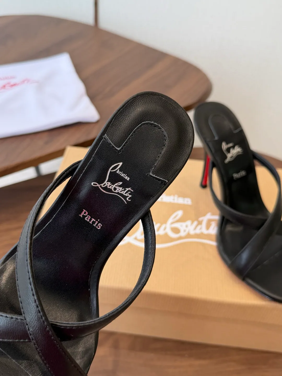 Босоножки Женские Christian Louboutin 18183094