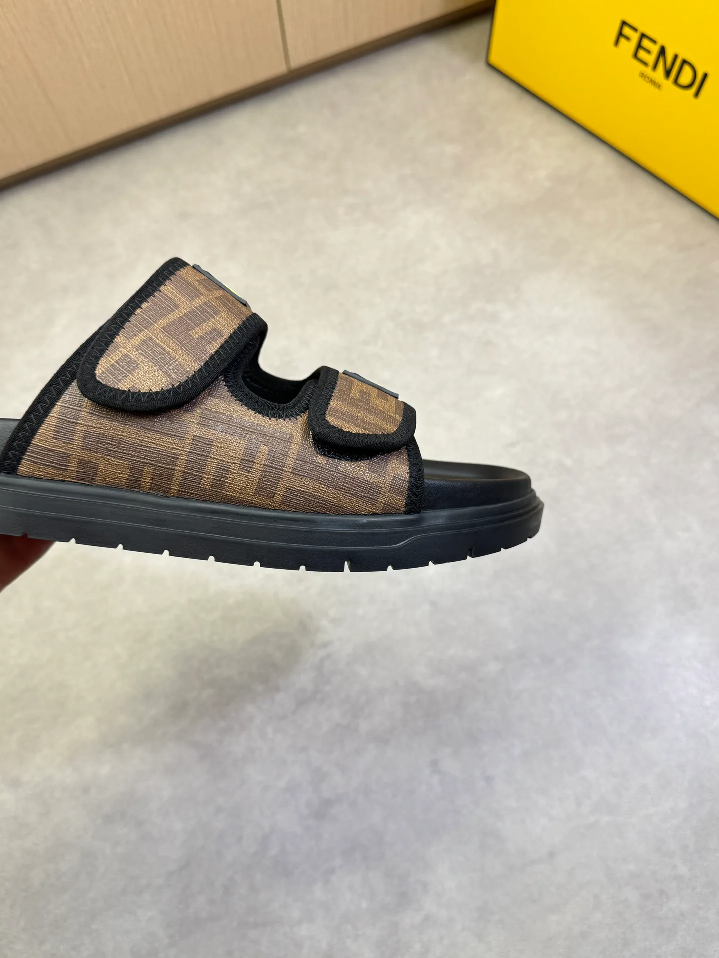 Сандалии Женские Fendi 11468634