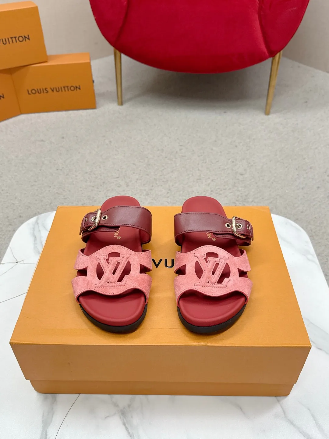 Шлепанцы Женские Louis Vuitton 18235702