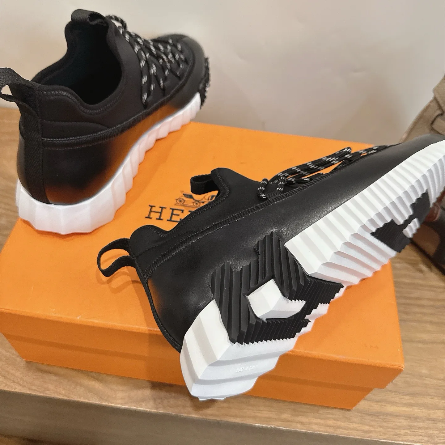 Кроссовки Женские Hermes 17946708