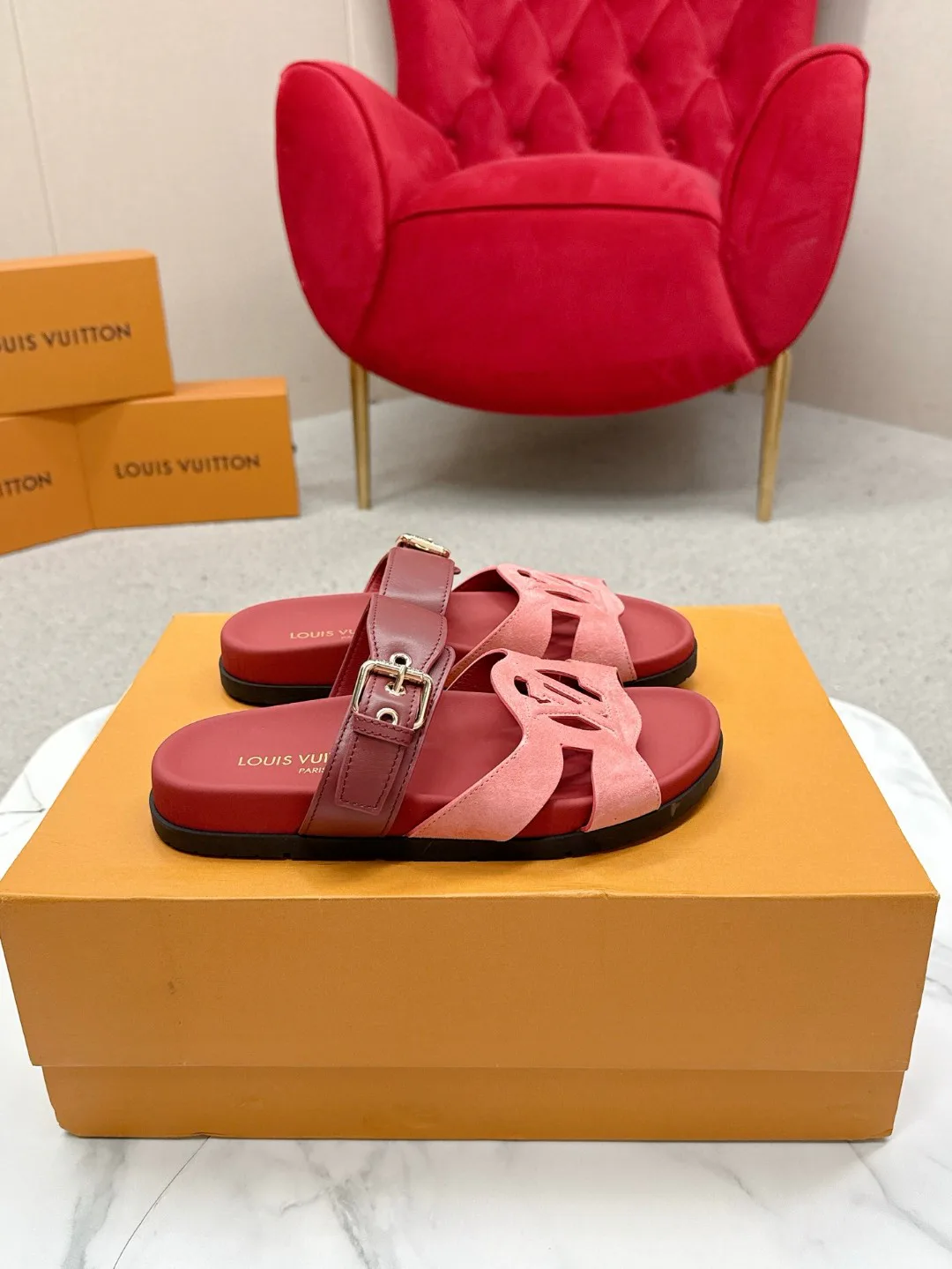 Шлепанцы Женские Louis Vuitton 18235702