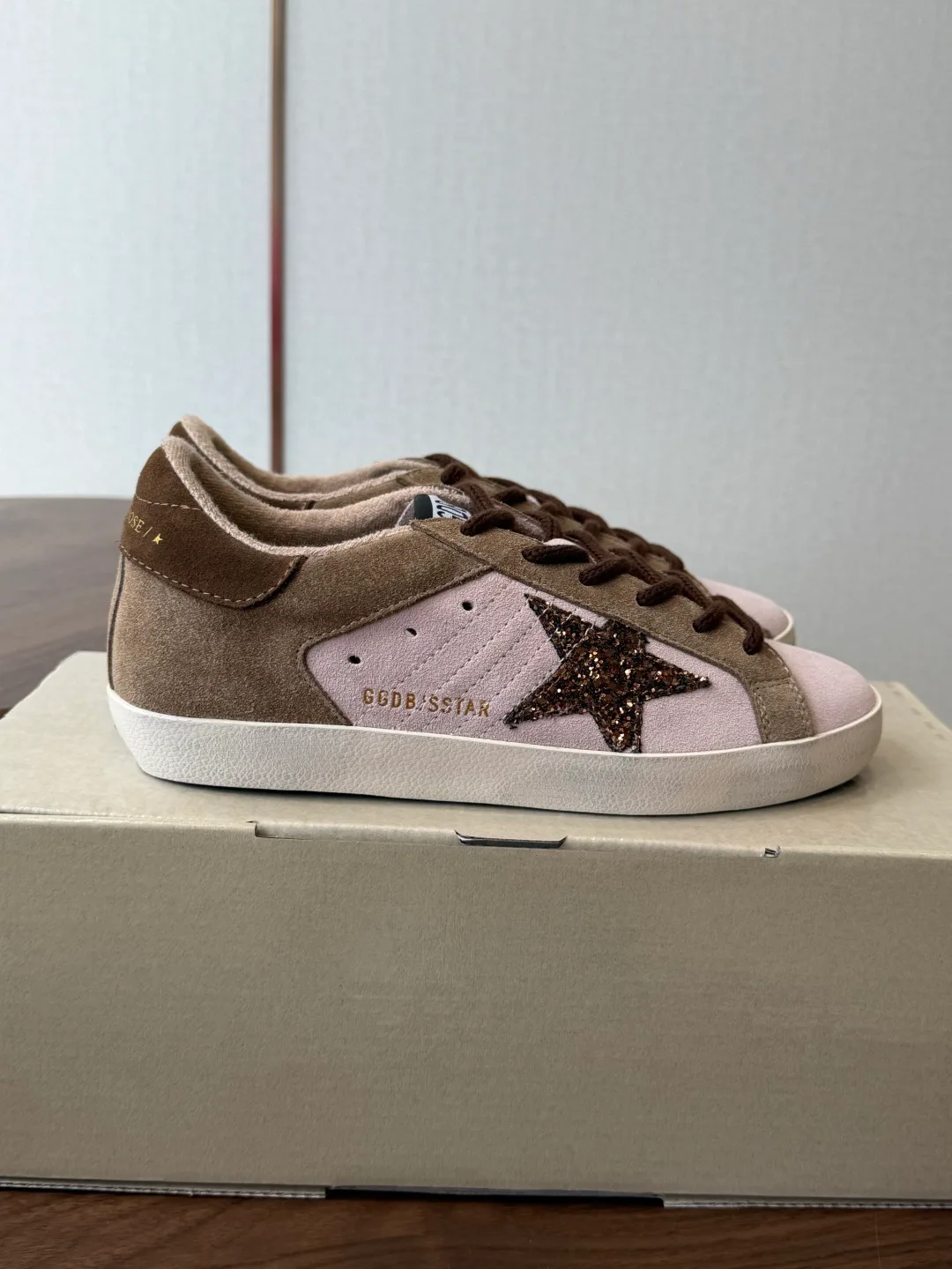 Кроссовки Женские Golden Goose 18146570