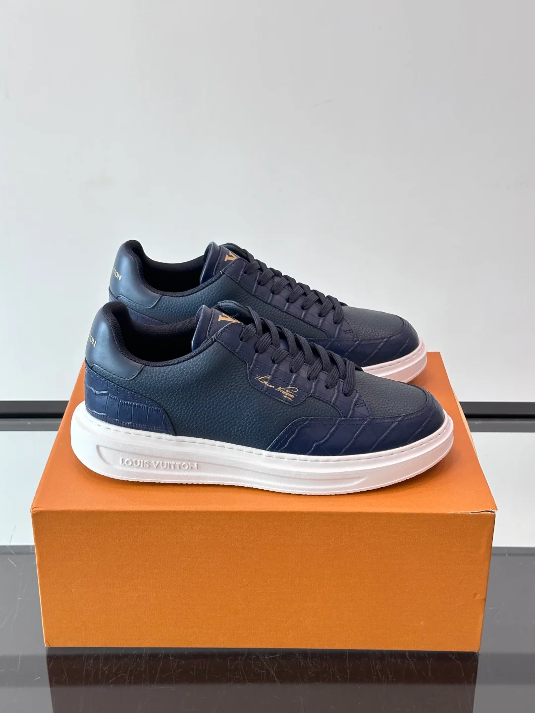 Кроссовки Женские Louis Vuitton 18400577